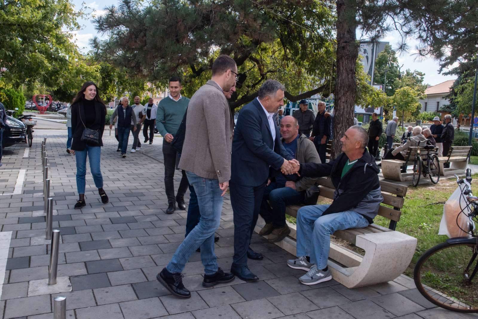 Dr Mikajlo Lazić i kandidati SNSD-a prošetali Bijeljinom: „Slušam narod i biću sa narodom, neću biti "kancelarijski" gradonačelnik“