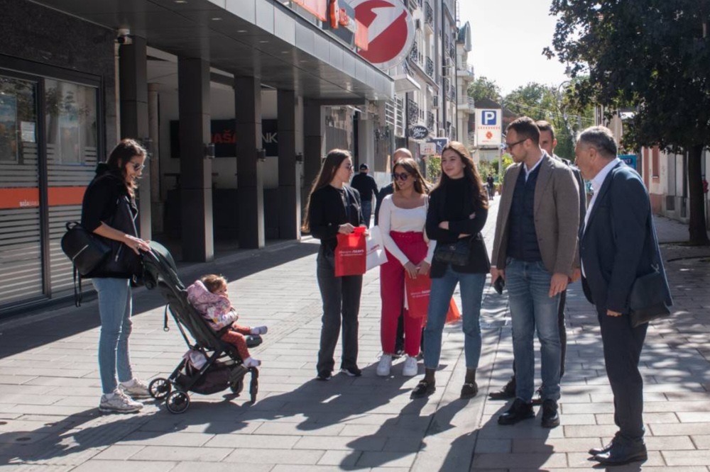 Dr Mikajlo Lazić i kandidati SNSD-a prošetali Bijeljinom: „Slušam narod i biću sa narodom, neću biti "kancelarijski" gradonačelnik“
