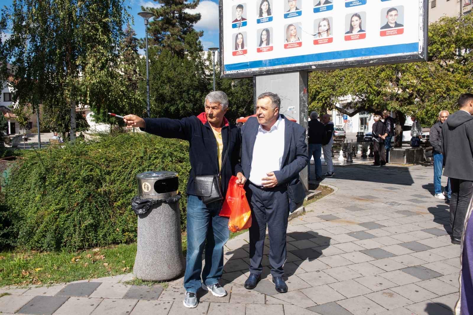 Dr Mikajlo Lazić i kandidati SNSD-a prošetali Bijeljinom: „Slušam narod i biću sa narodom, neću biti "kancelarijski" gradonačelnik“
