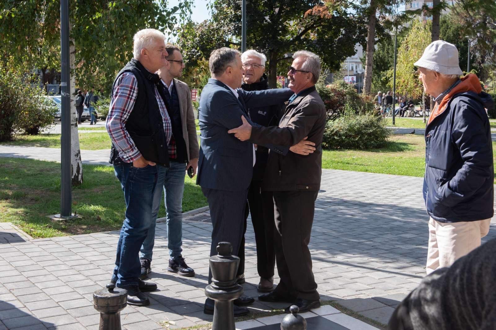 Dr Mikajlo Lazić i kandidati SNSD-a prošetali Bijeljinom: „Slušam narod i biću sa narodom, neću biti "kancelarijski" gradonačelnik“
