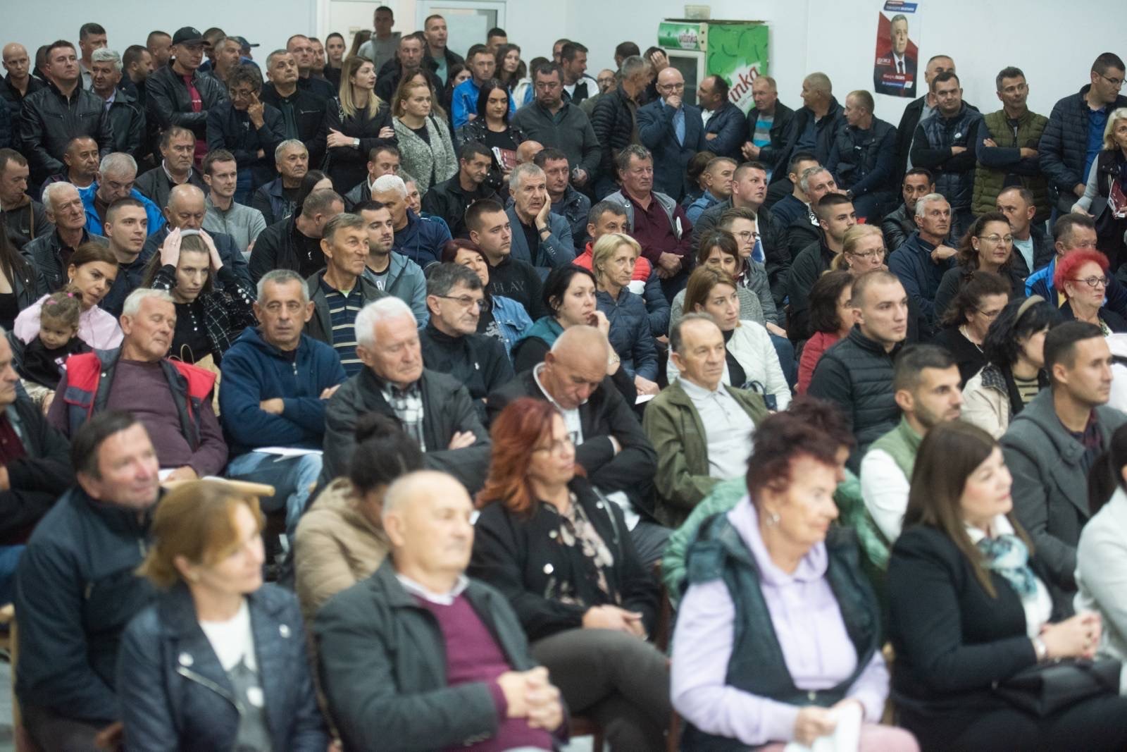 Crnjelovci dočekali dr Lazića i kandidate SNSD-a: „I kao gradonačelniku dječiji životi će mi biti najbitniji"