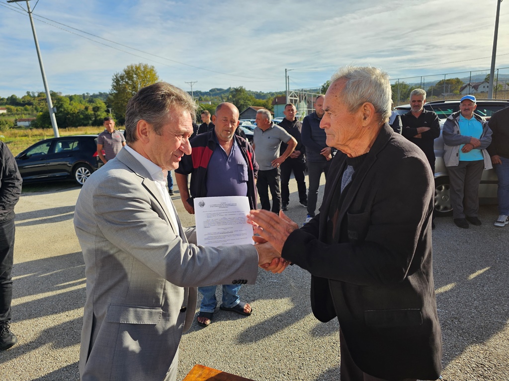 Načelnik Perić sa poljoprivrednicima u Tutnjevcu: Opština snažna podrška agraru