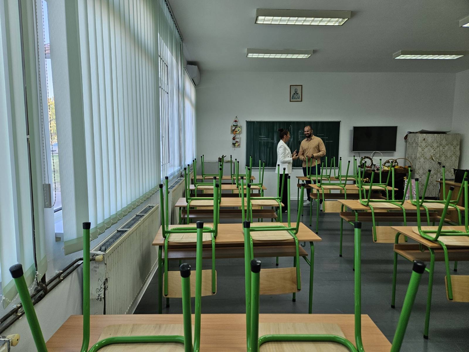 Profesor Aleksandar Milešević donirao opremu za učionicu školi "Jovan Dučić" u Patkovači