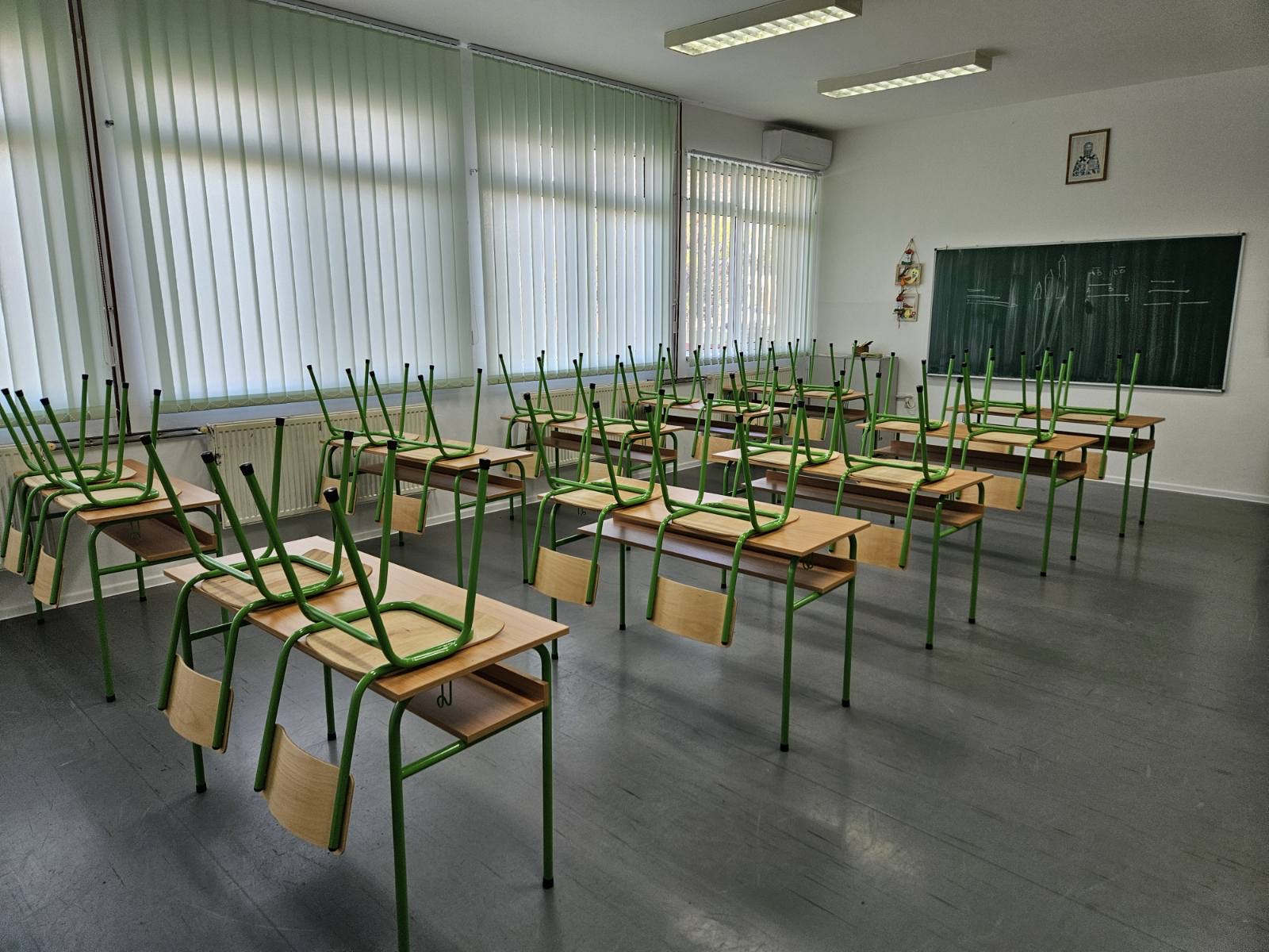 Profesor Aleksandar Milešević donirao opremu za učionicu školi "Jovan Dučić" u Patkovači