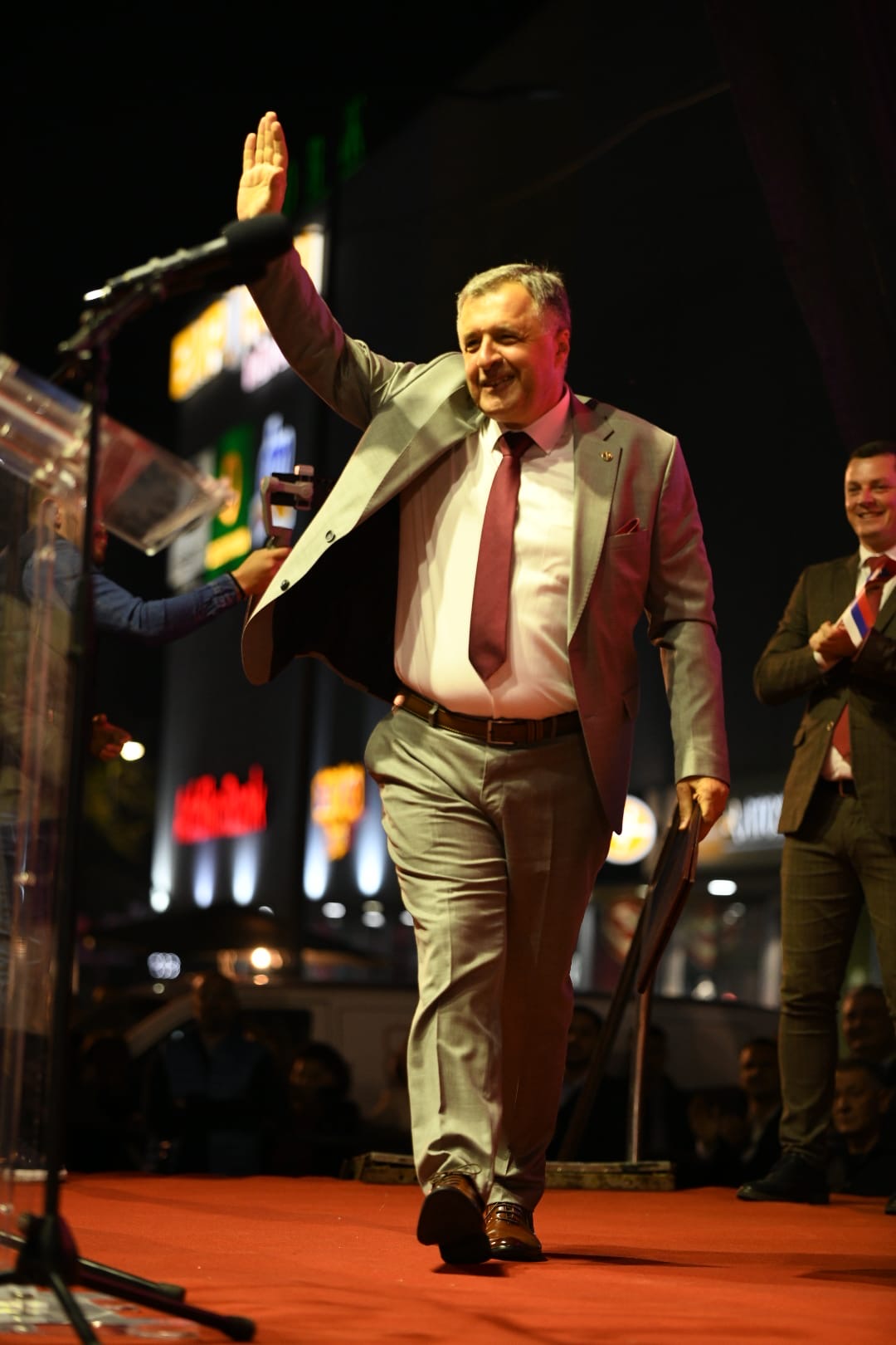 Pobjednička atmosfera na centralnoj tribini SNSD-a Bijeljina: „Podrška za dr Mikajla Lazića je podrška za Bijeljinu koja napreduje“