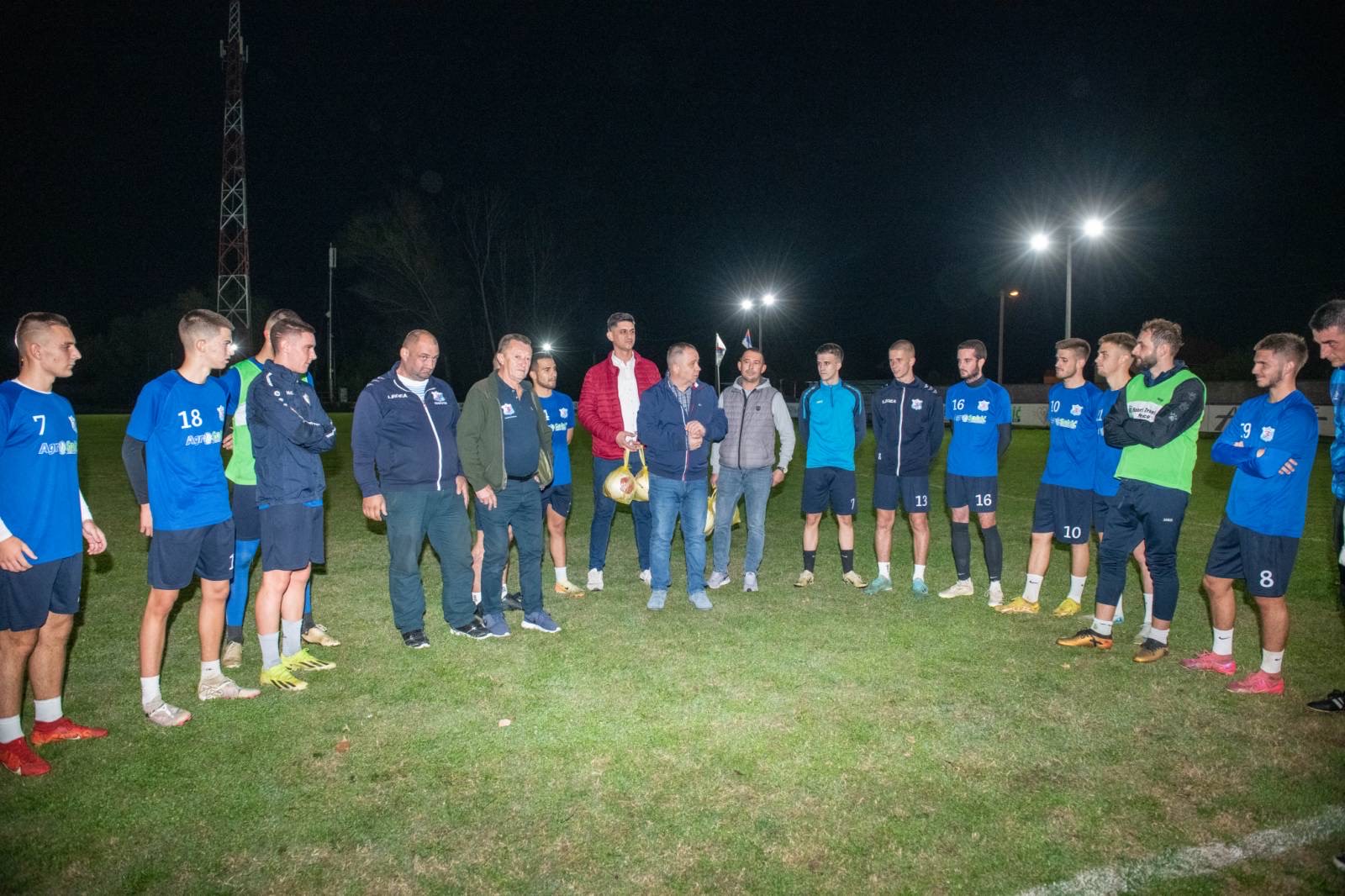 DAR OD POKRETA USPJEŠNA SRPSKA: Profesor dr Zlatko Maksimović posjetio fudbalski klub u Donjem Crnjelovu