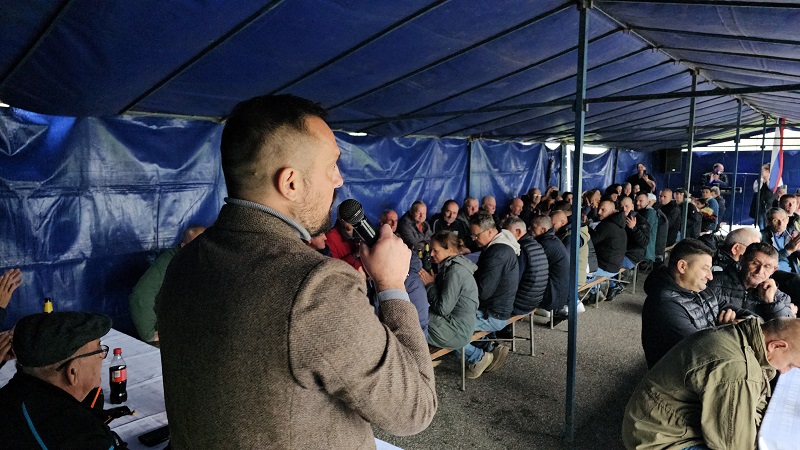 Odbornički kandidati PDP-a Lopare podržavaju Milanka Tošića: Na skupu u Piperima zdušna podrška