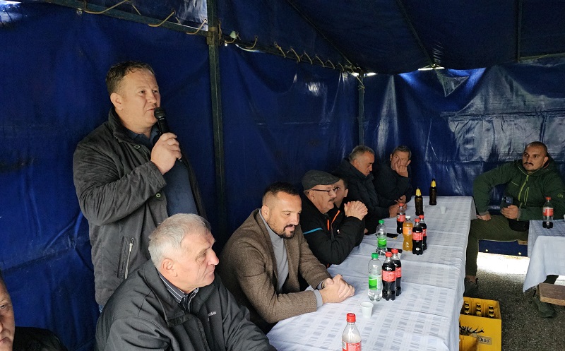Odbornički kandidati PDP-a Lopare podržavaju Milanka Tošića: Na skupu u Piperima zdušna podrška