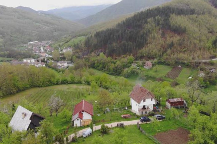 Granica BiH i Srbije "ucrtana" čak i preko porodičnih grobnica