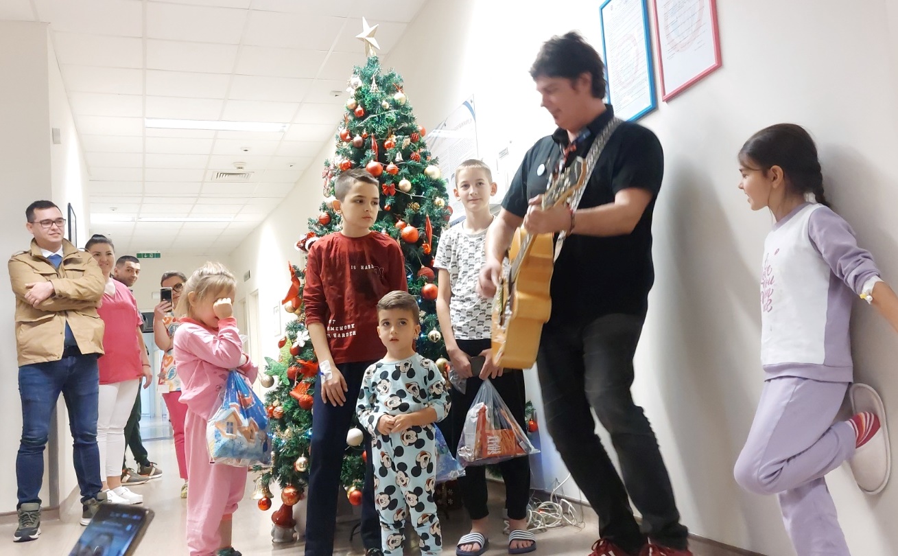 Radost praznika u Bijeljini: Leteća Gitara donijela osmijehe djeci u bolnici i vrtiću