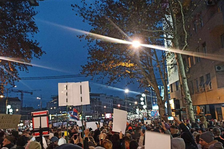 Protesti u Beogradu: Blokiran trg i okolne ulice