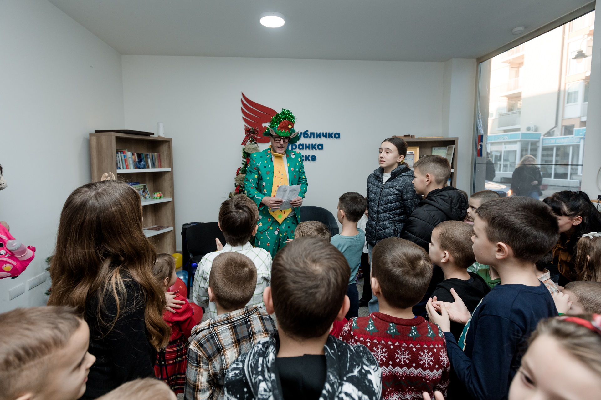 RSS i ove godine obradovala mališane novogodišnjim paketićima