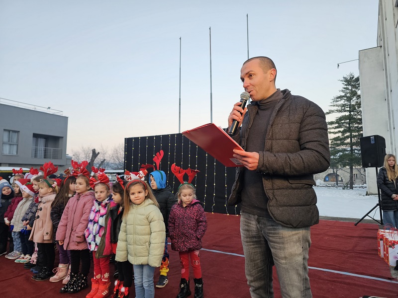 Novogodišnja zabava u Ugljeviku: Opština darovala paketiće mališanima