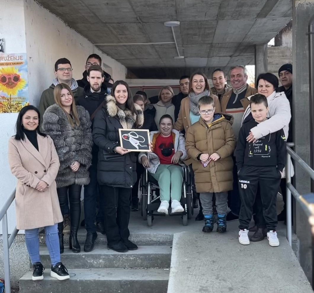 ROS obradovala i Udruženje „Bijeljinska Djeca Suncokreti“ (FOTO)