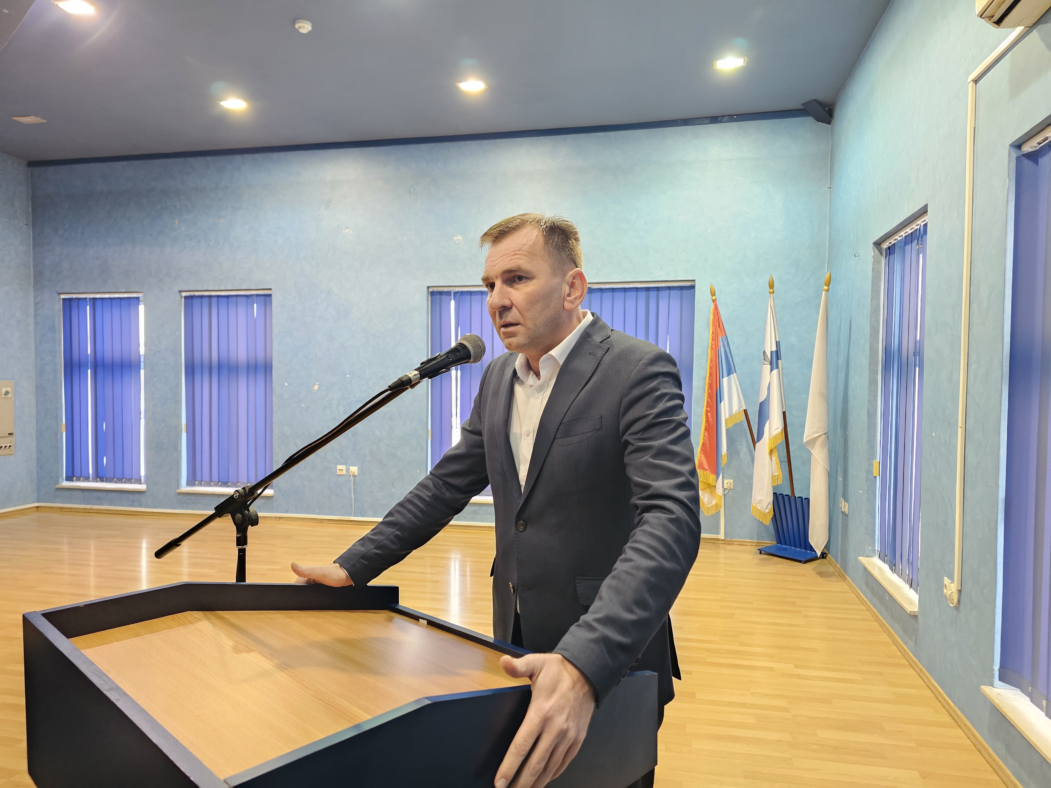 Ugljevik ne zaboravlja heroje: Porodicama poginulih boraca i vojnim invalidima uručeno po 150 KM povodom Božića