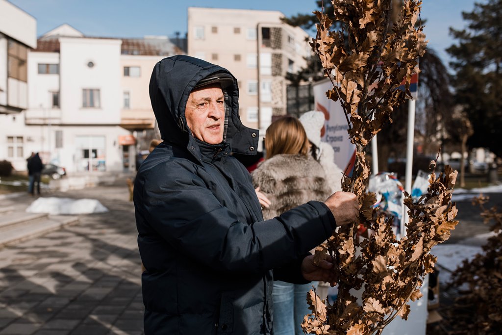 Republička omladina Srpske Bijeljincima poklonila badnjake