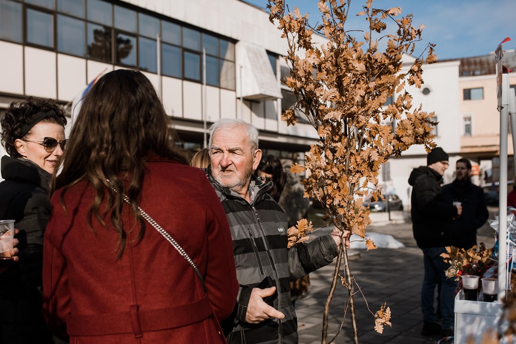 Republička omladina Srpske Bijeljincima poklonila badnjake