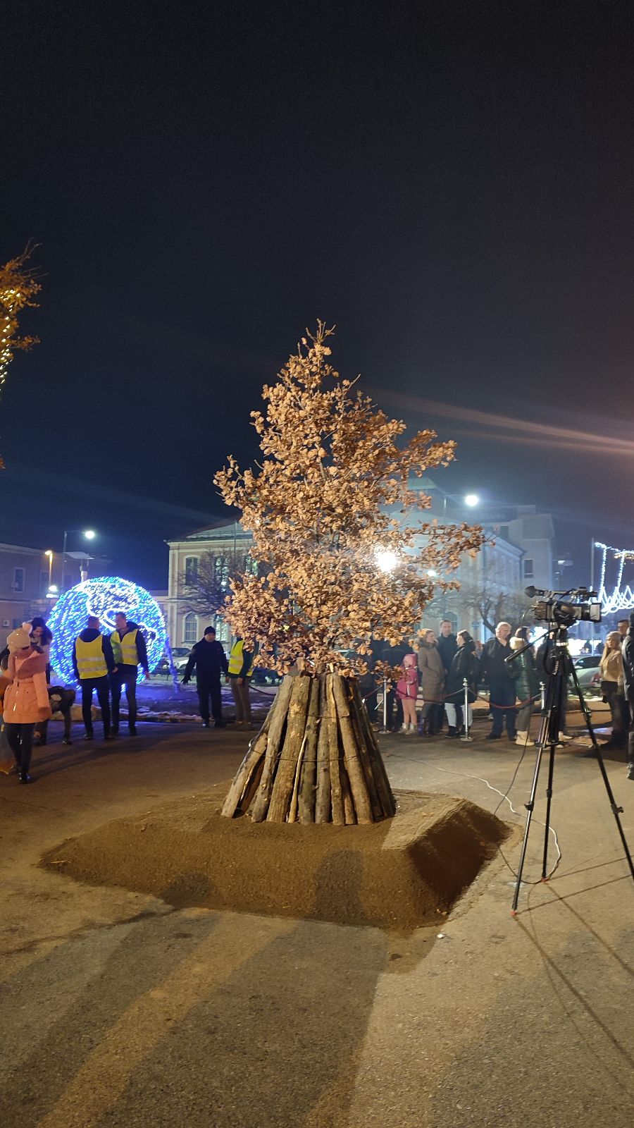 BADNJE VEČE U BIJELJINI Ispred zgrade Gradske uprave osveštan i naložen badnjak FOTO