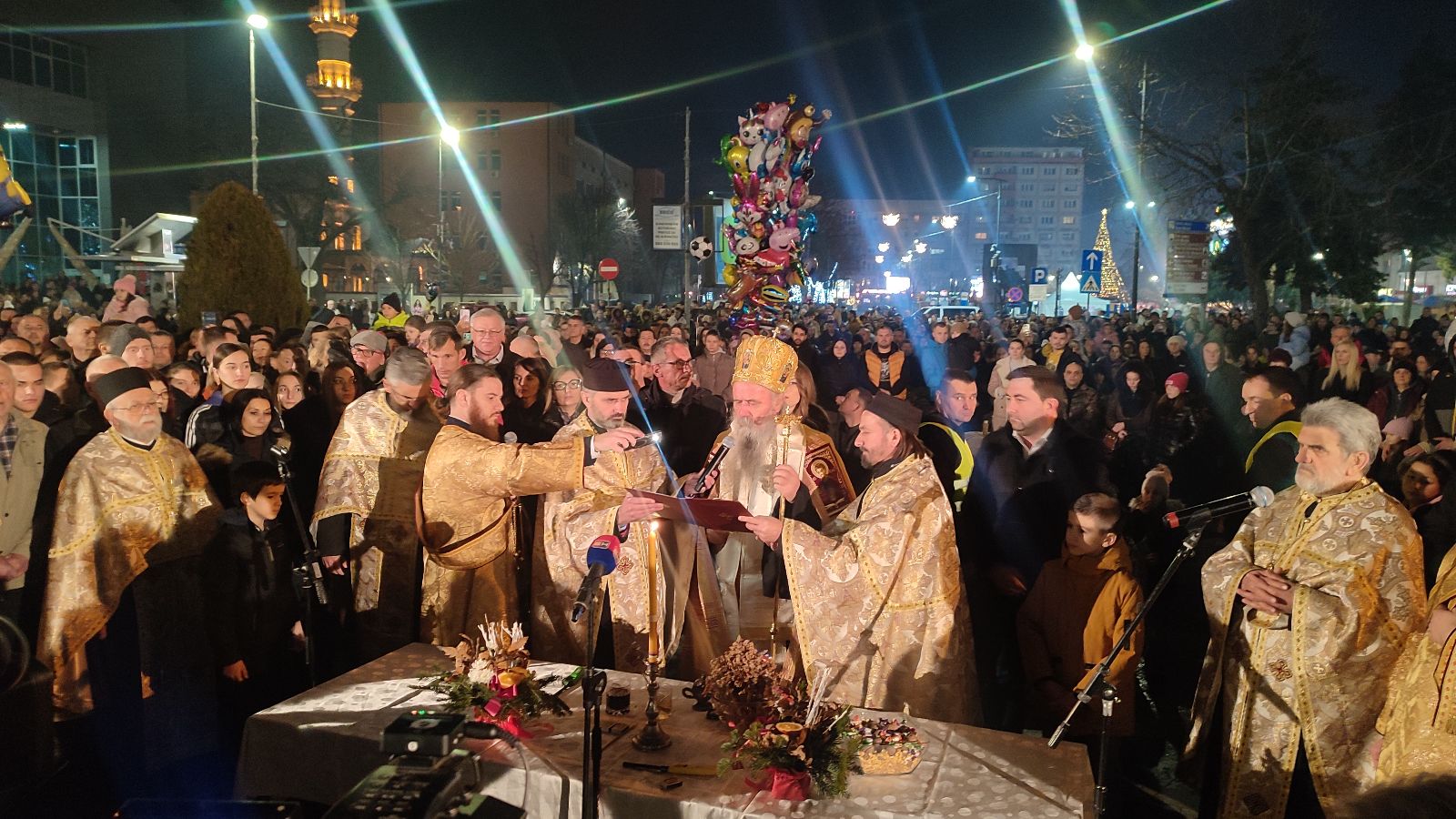 BADNJE VEČE U BIJELJINI Ispred zgrade Gradske uprave osveštan i naložen badnjak FOTO