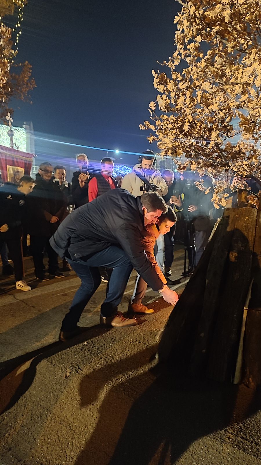 BADNJE VEČE U BIJELJINI Ispred zgrade Gradske uprave osveštan i naložen badnjak FOTO