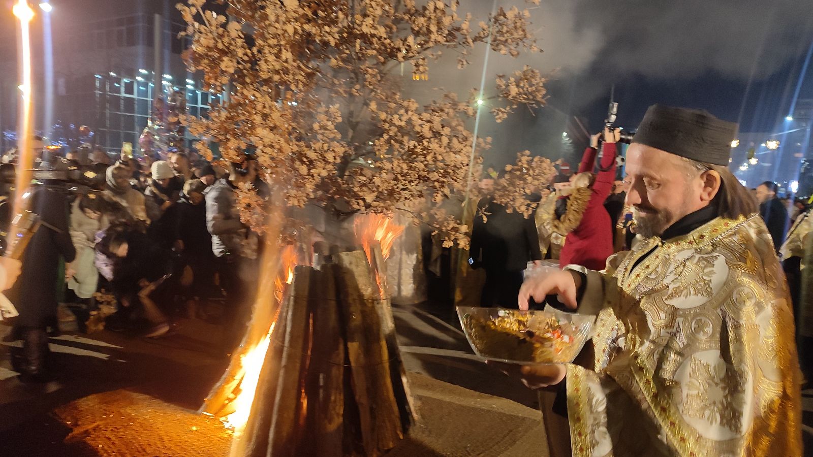 BADNJE VEČE U BIJELJINI Ispred zgrade Gradske uprave osveštan i naložen badnjak FOTO