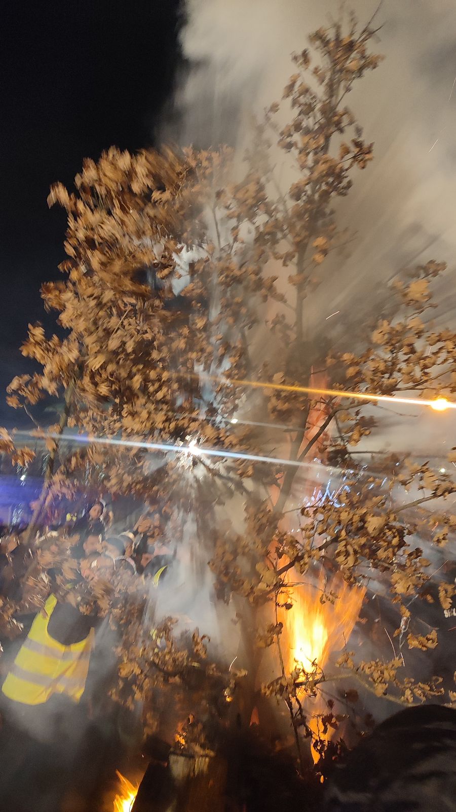 BADNJE VEČE U BIJELJINI Ispred zgrade Gradske uprave osveštan i naložen badnjak FOTO