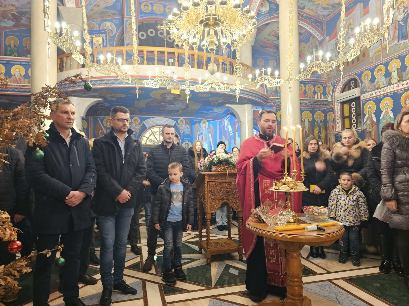 NALAGANJE BADNJAKA U UGLJEVIKU: Svaka iskra ljubav daje FOTO