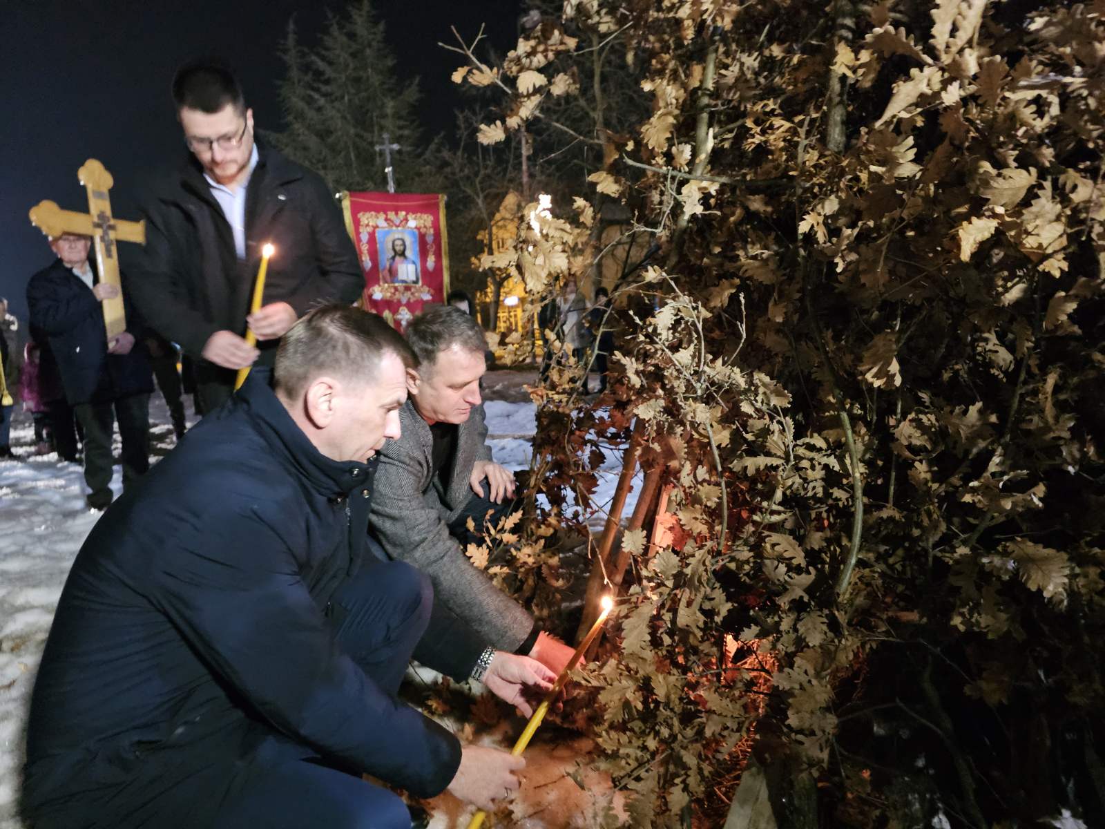 NALAGANJE BADNJAKA U UGLJEVIKU: Svaka iskra ljubav daje FOTO