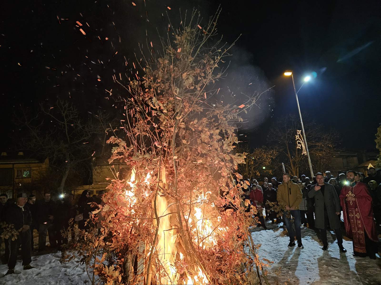 NALAGANJE BADNJAKA U UGLJEVIKU: Svaka iskra ljubav daje FOTO