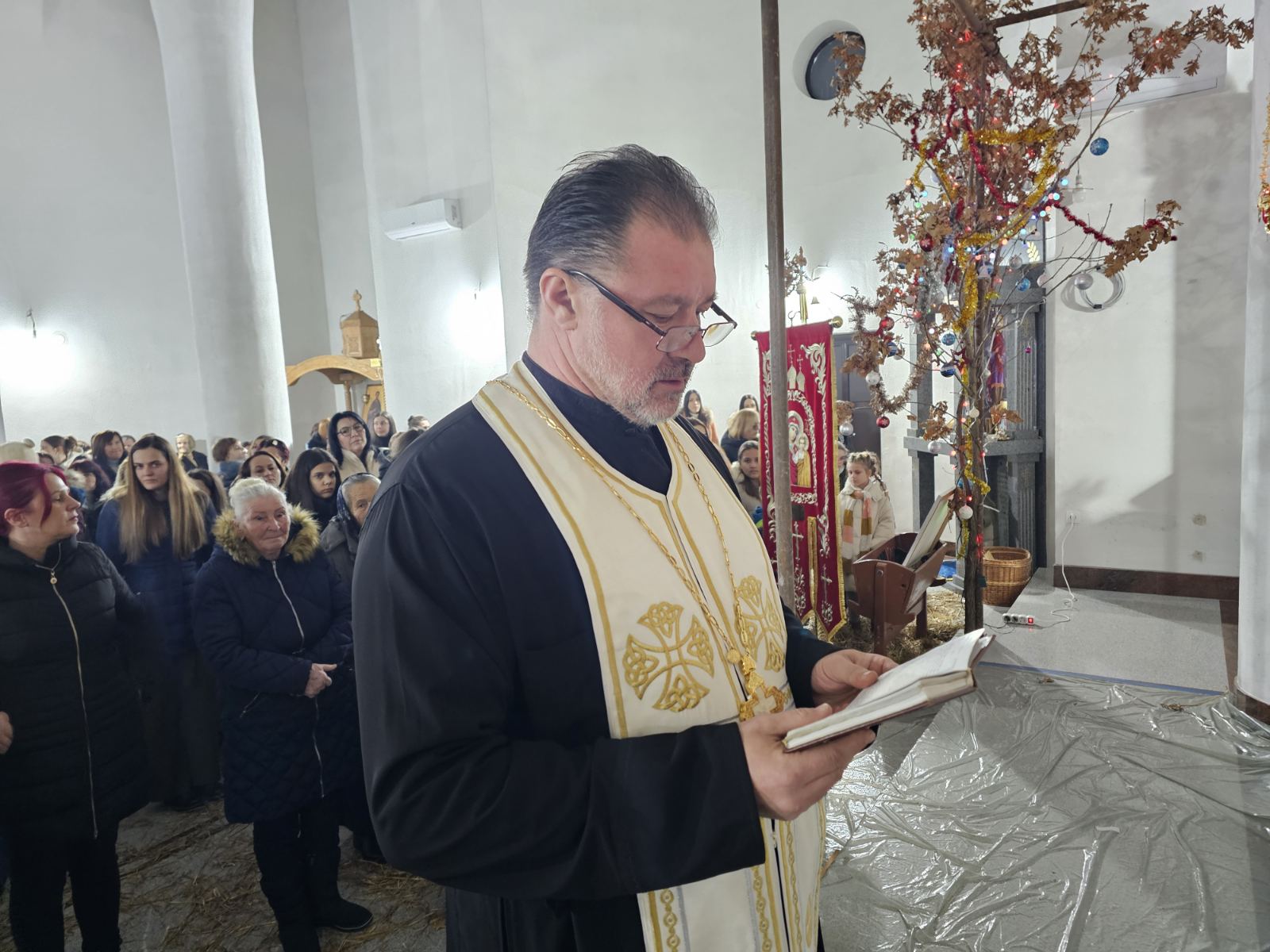 NALAGANJE BADNJAKA U UGLJEVIKU: Svaka iskra ljubav daje FOTO