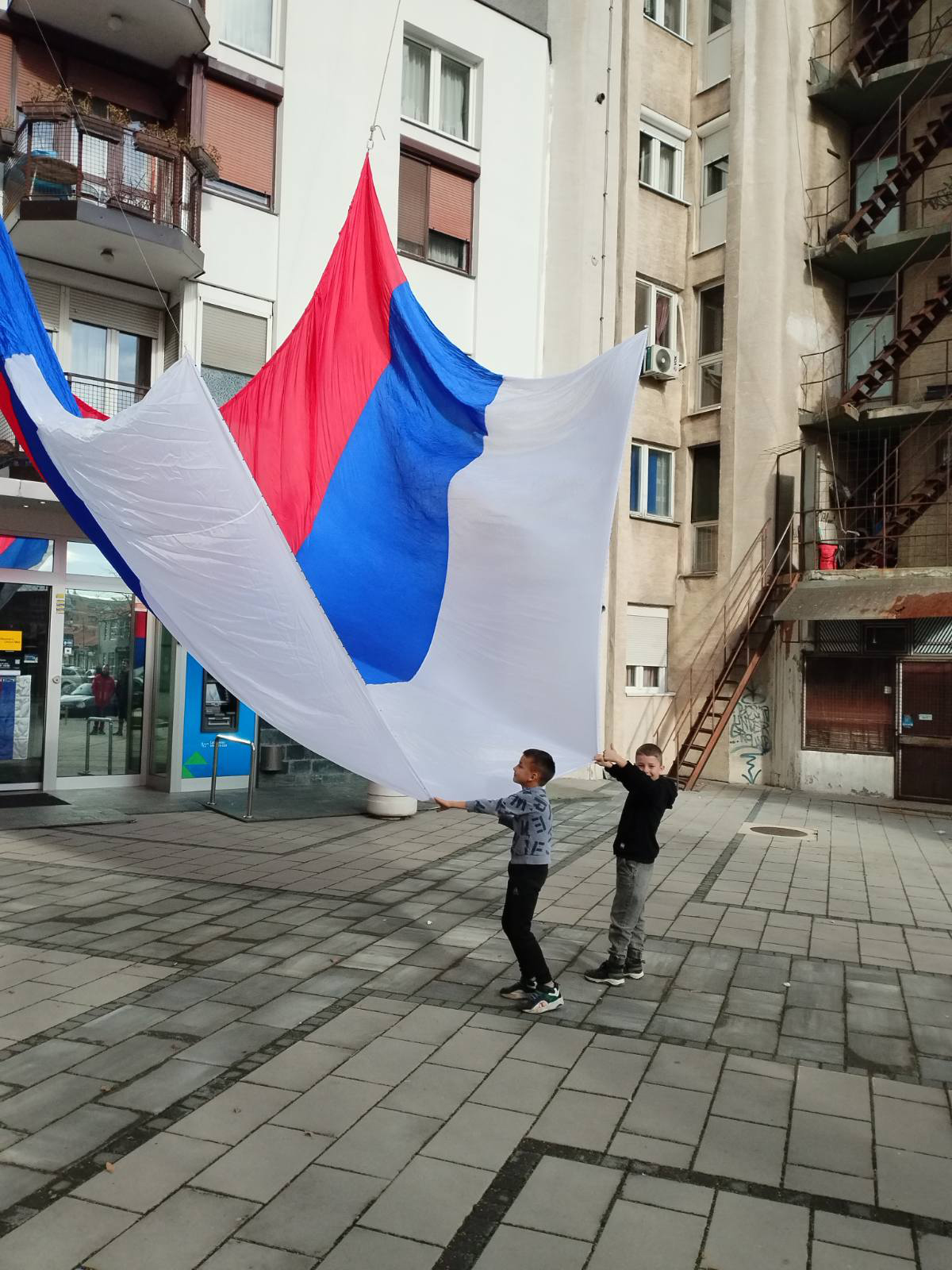 Srpska trobojka između vrhova solitera u Bijeljini FOTO