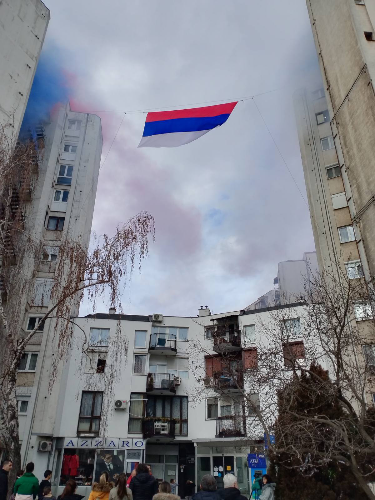 Srpska trobojka između vrhova solitera u Bijeljini FOTO