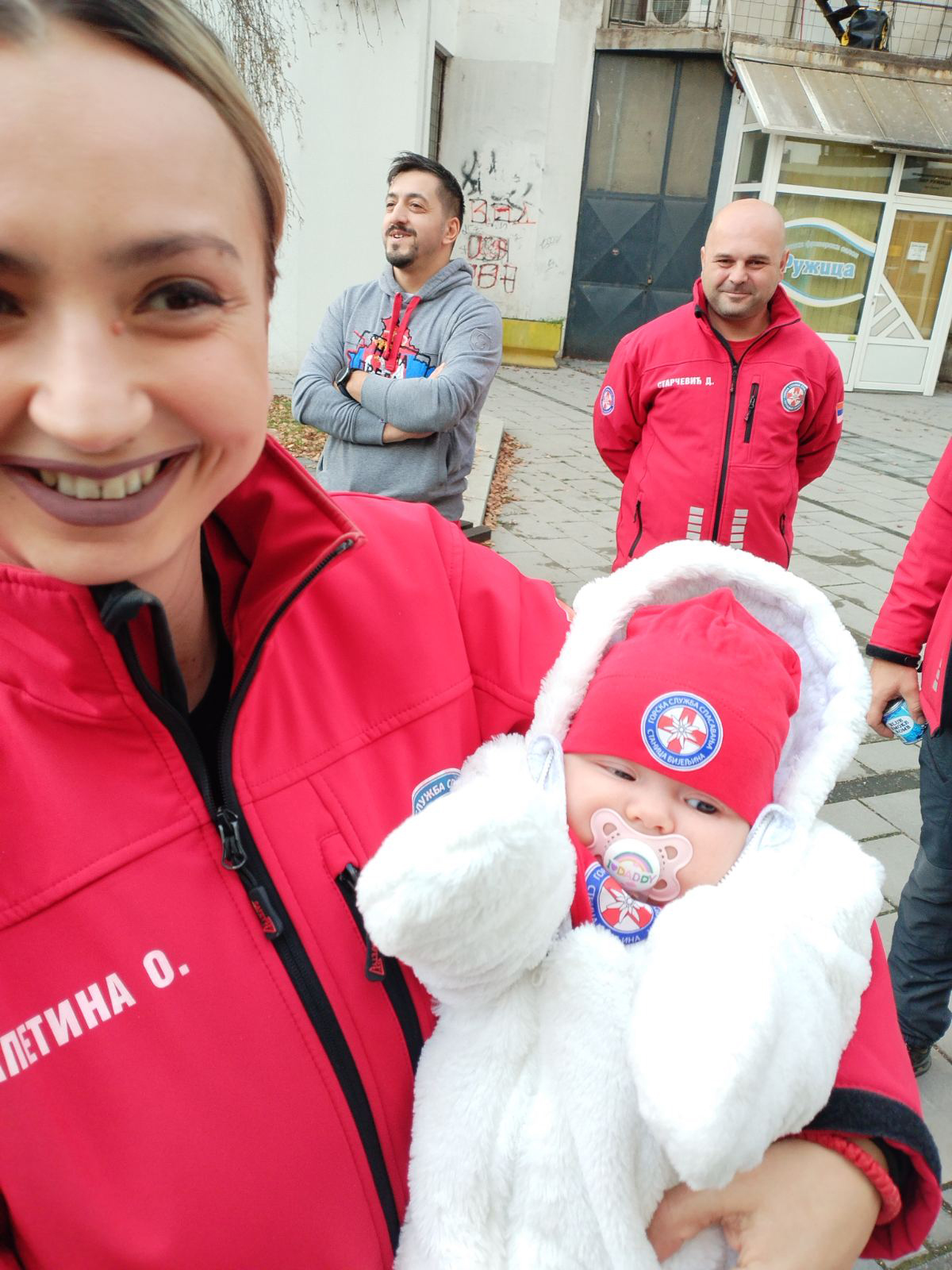 Srpska trobojka između vrhova solitera u Bijeljini FOTO