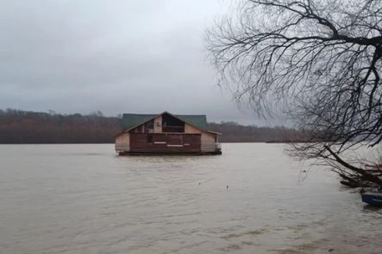 Obrenovac: Otkačio se splav