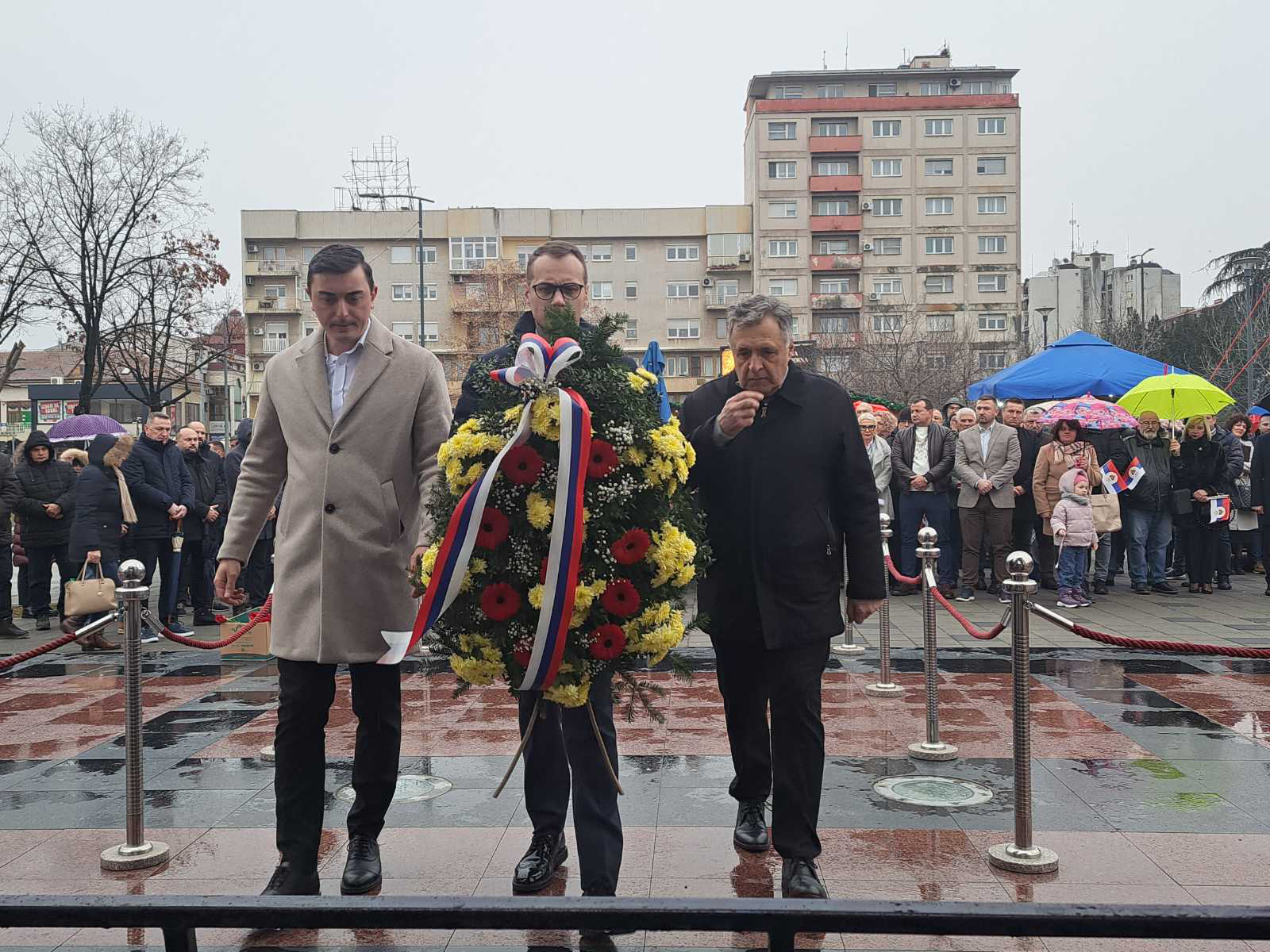 SNSD Bijeljina: Na trgu položeni vijenci i cvijeće povodom Dana Republike