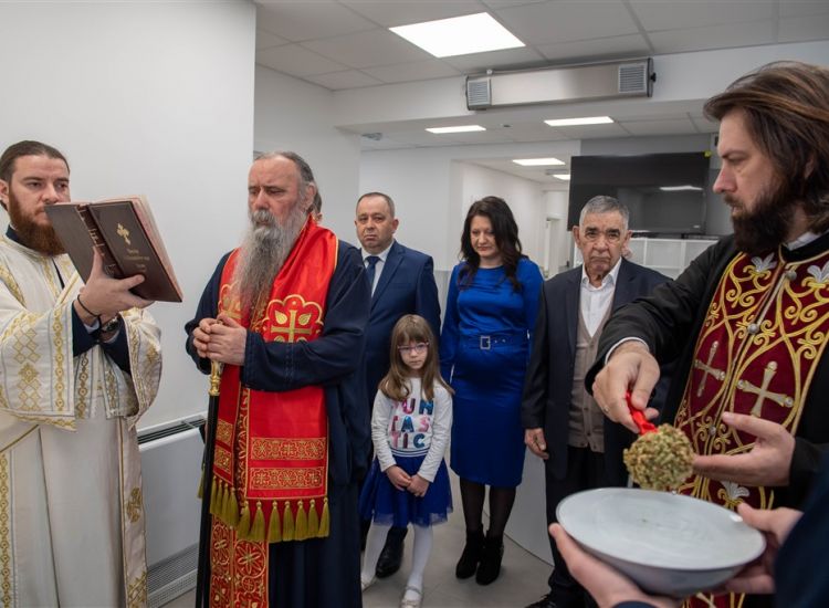 Blagoslov za početak: Mitropolit Fotije osveštao Specijalistički centar Max Medic
