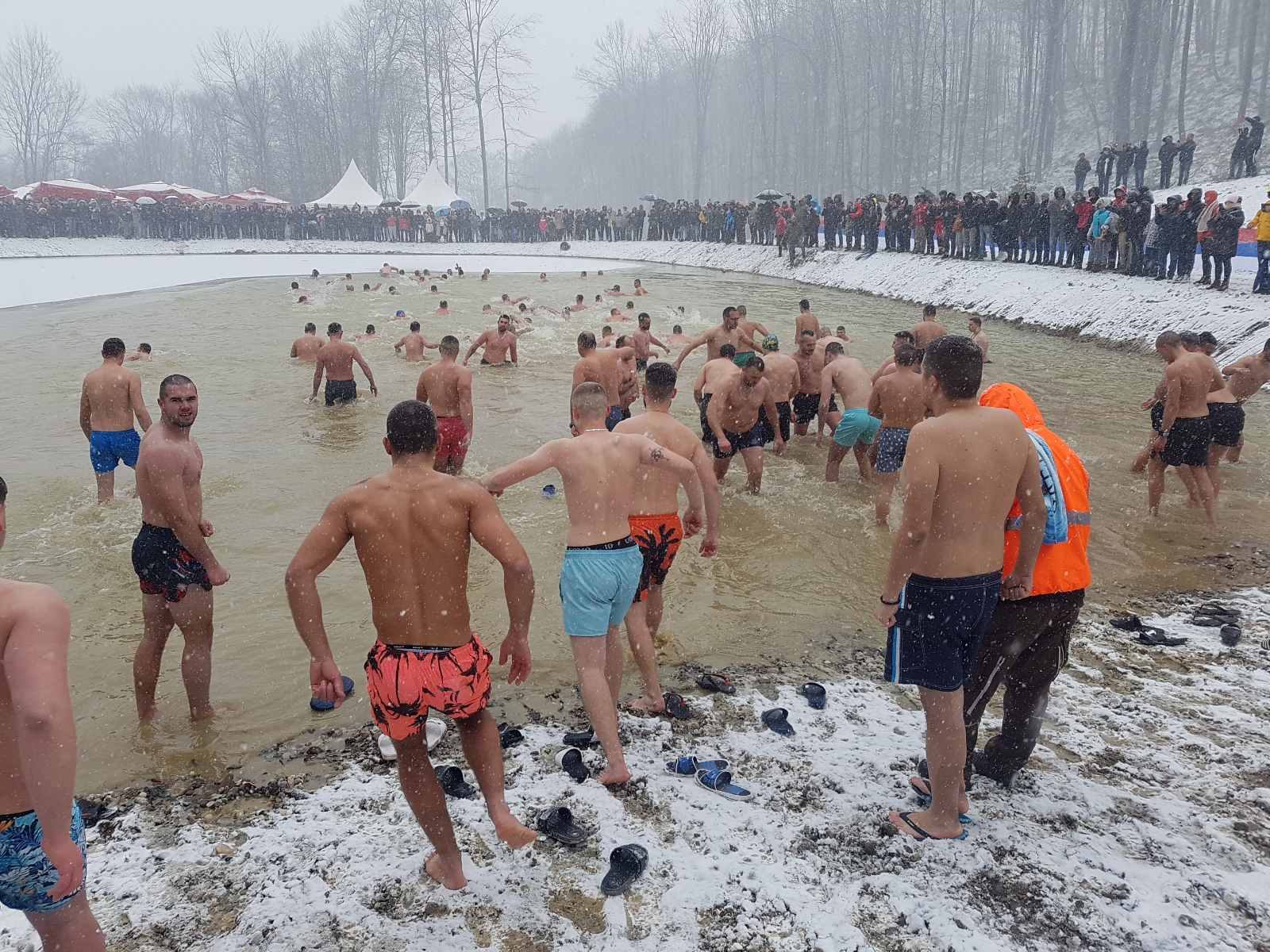 Plivanje za Časni krst po drugi put u jezeru na Busiji
