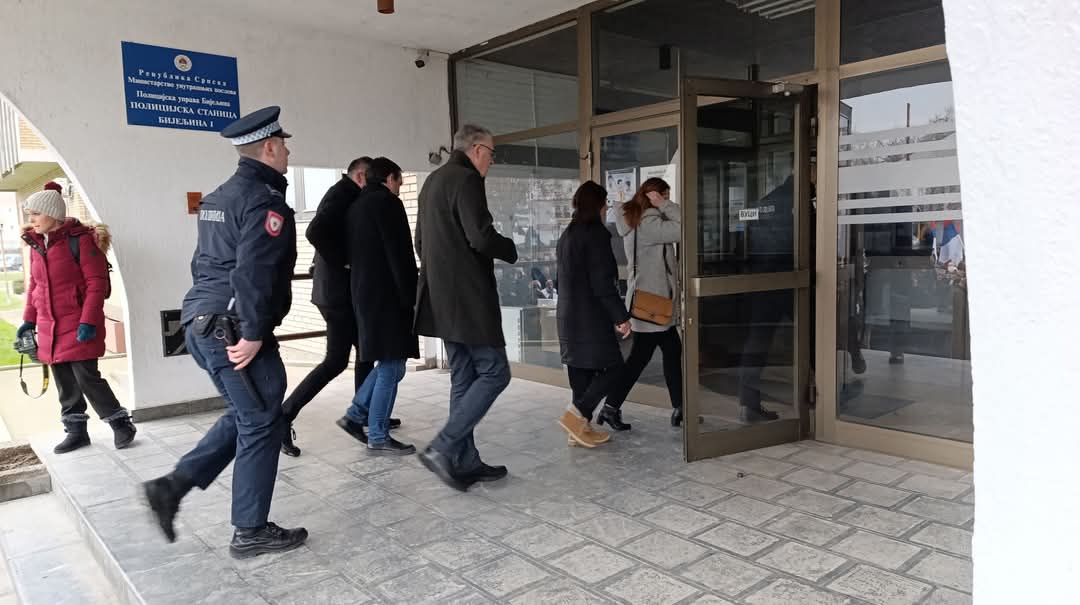 U Bijeljini protest protiv hapšenja gradonačelnika Ljubiše Petrovića FOTO
