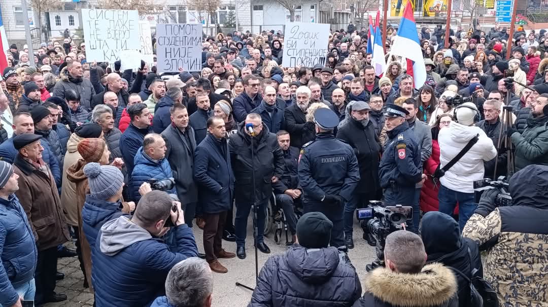 U Bijeljini protest protiv hapšenja gradonačelnika Ljubiše Petrovića FOTO