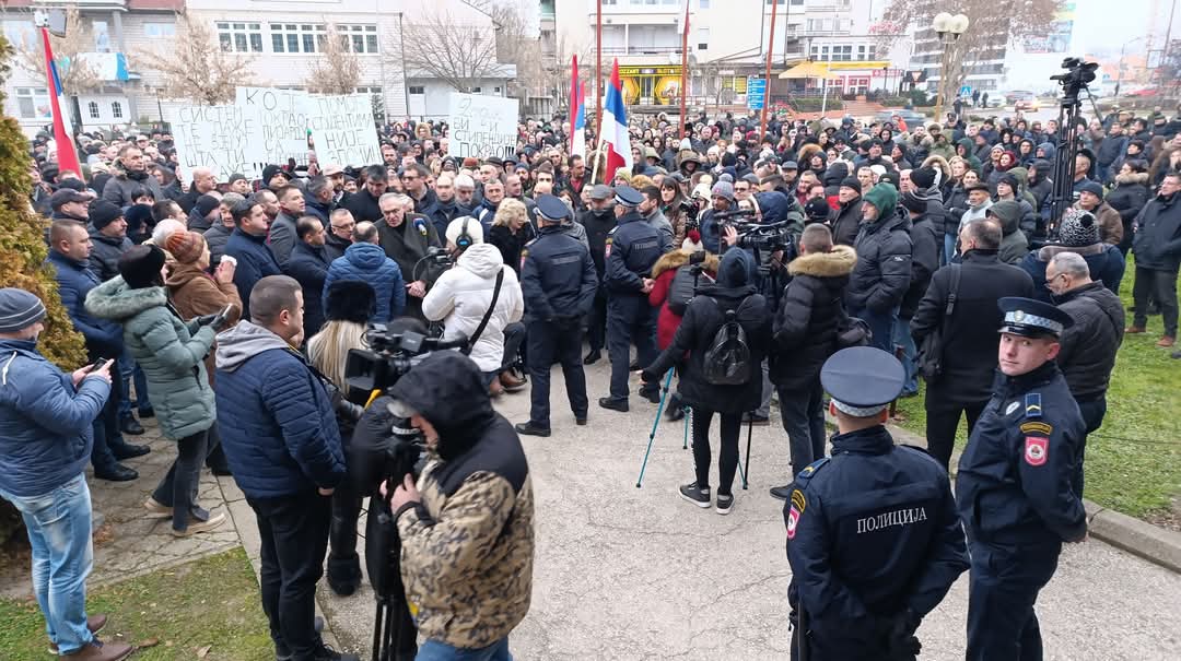 U Bijeljini protest protiv hapšenja gradonačelnika Ljubiše Petrovića FOTO