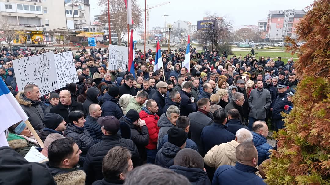 U Bijeljini protest protiv hapšenja gradonačelnika Ljubiše Petrovića FOTO