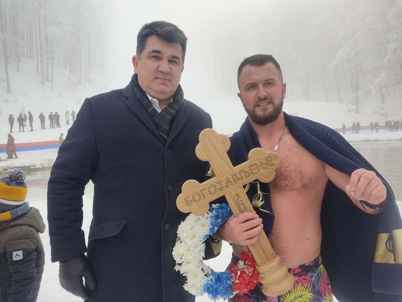 Slaviša Despotović prvi doplivao do Časnog krsta u jezeru Busija FOTO