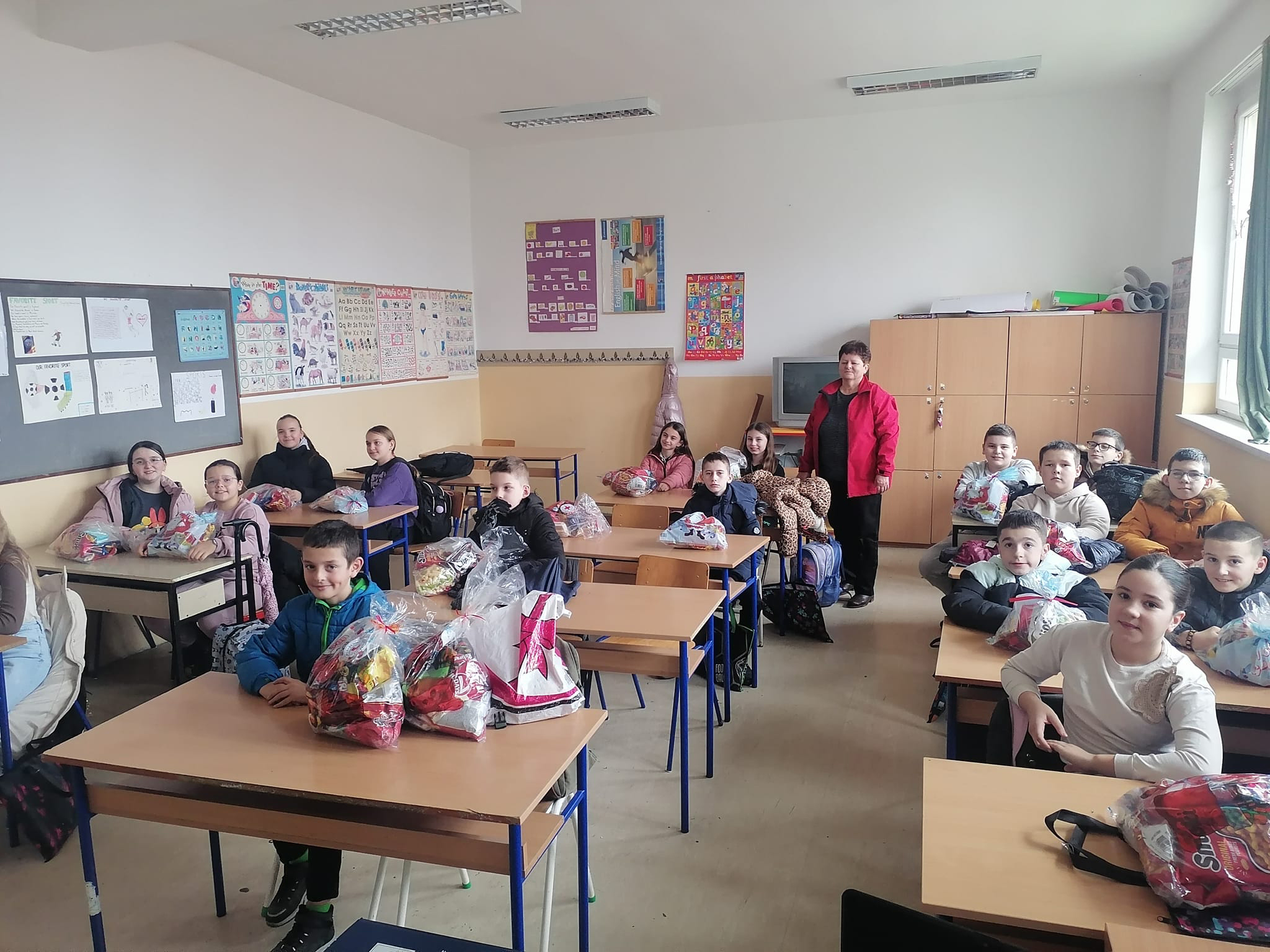 Omladinci bijeljinskog Crvenog krsta donirali 60 svetosavskih paketića
