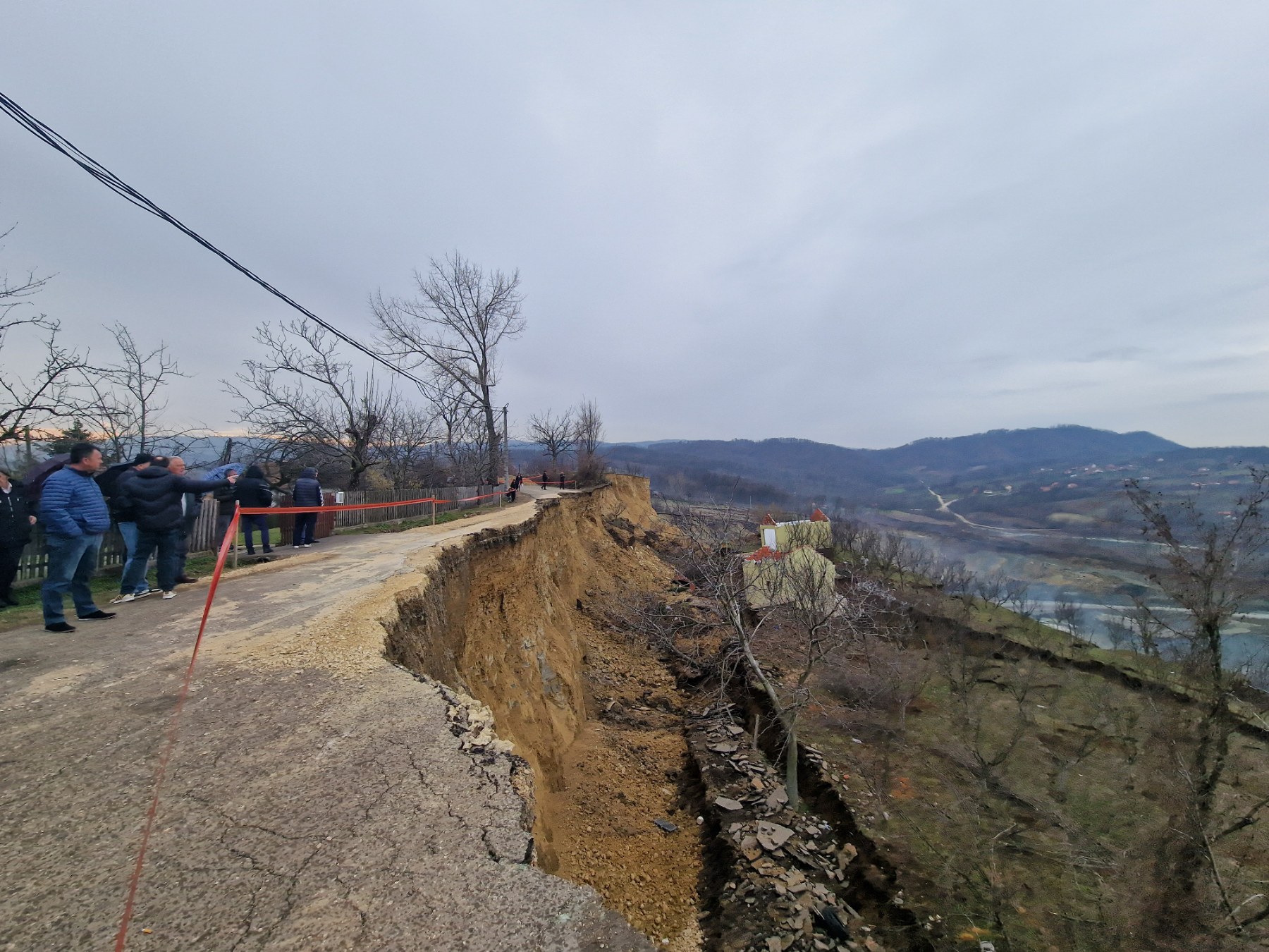 Protest mještana ugljevičkih sela: Klizište odnijelo put
