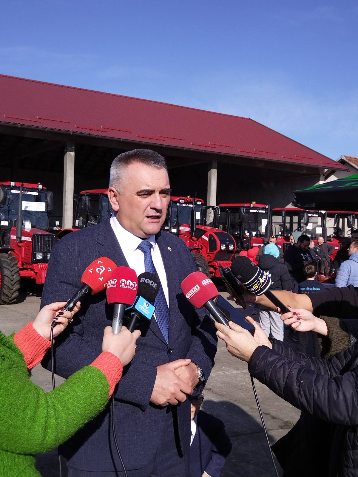 Minić u Bijeljini na dodjeli "belarus" traktora mladim poljoprivrednicima