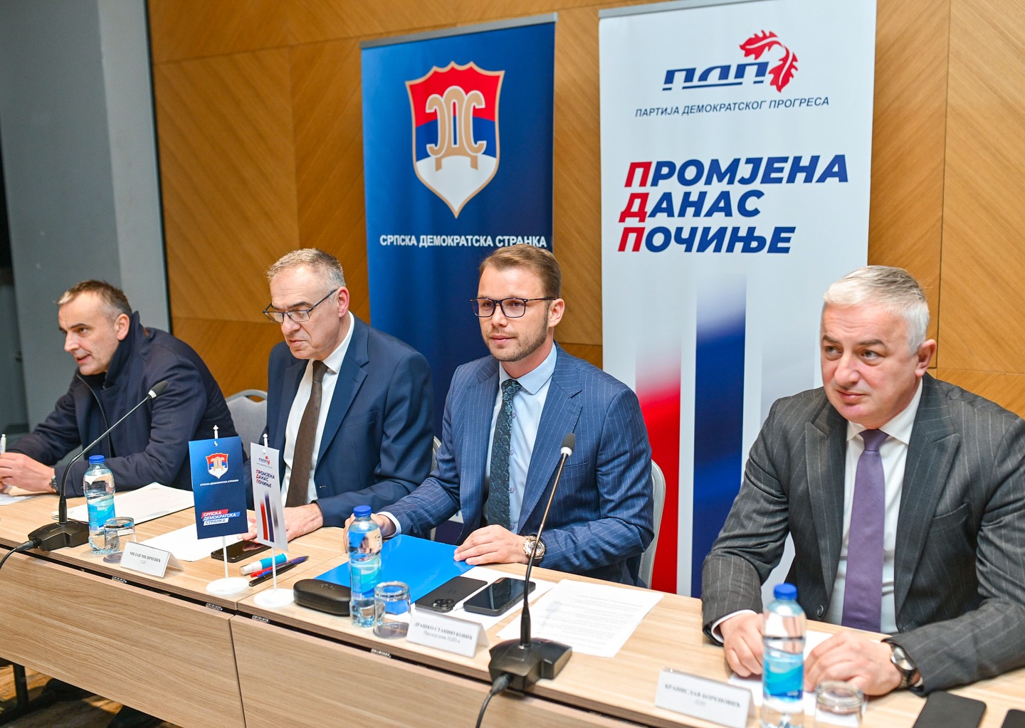 Nakon sastanaka opozicije poručeno: "Jedinstveni u odbrani od političkog puča!"