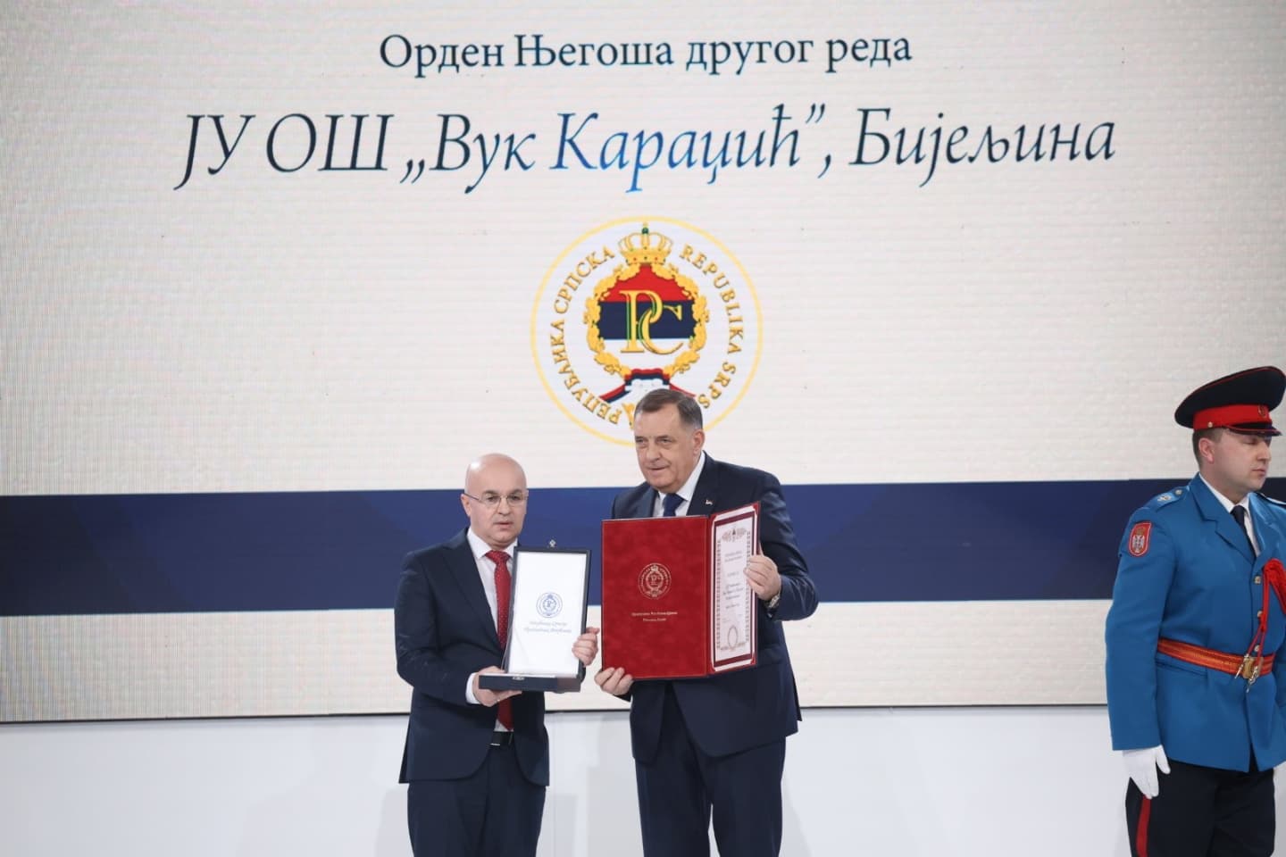 NAJVEĆE PRIZNANJE U ISTORIJI OŠ "Vuk Karadžić" odlikovana Ordenom Njegoša drugog reda