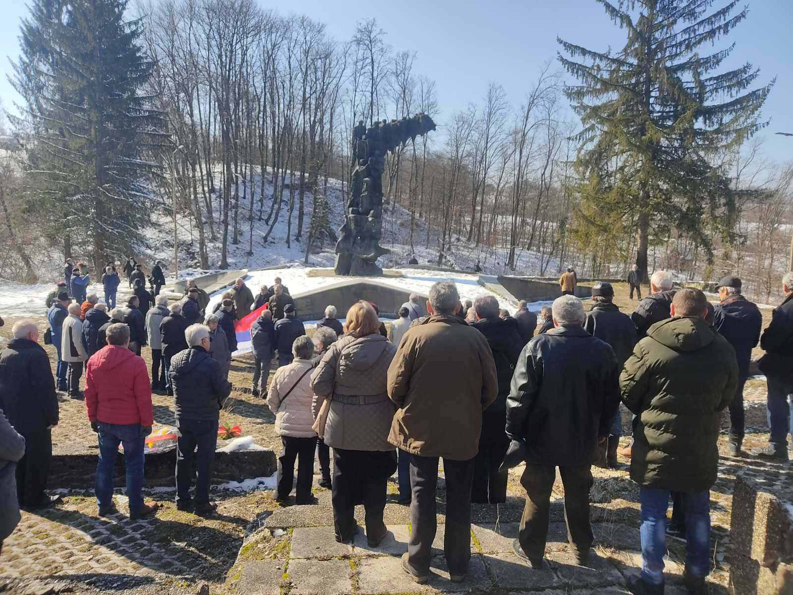 Lopare: Položeni vijenci na mjesto stradanja partizanskog štaba (FOTO)