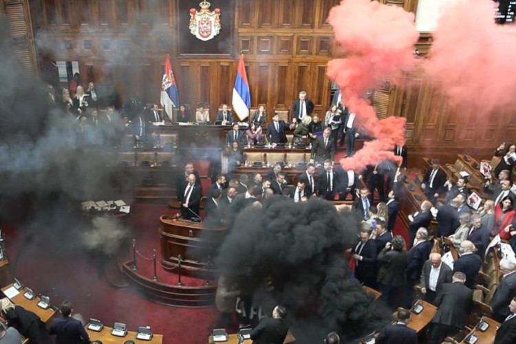 Skupština Srbije: Bačene dimne bombe, izbila tuča (FOTO / VIDEO)