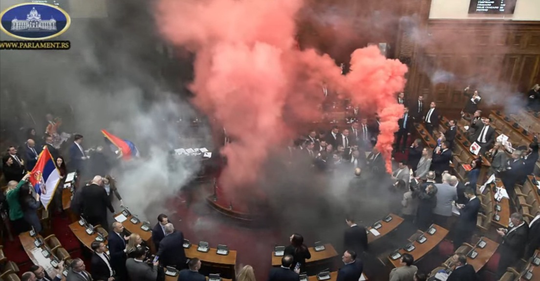 Skupština Srbije: Bačene dimne bombe, izbila tuča (FOTO / VIDEO)